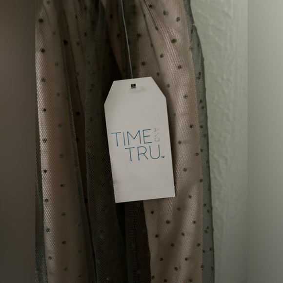 NWT Super cute skirt. Tan with a green overlay. Size 20 - Picture 3 of 4